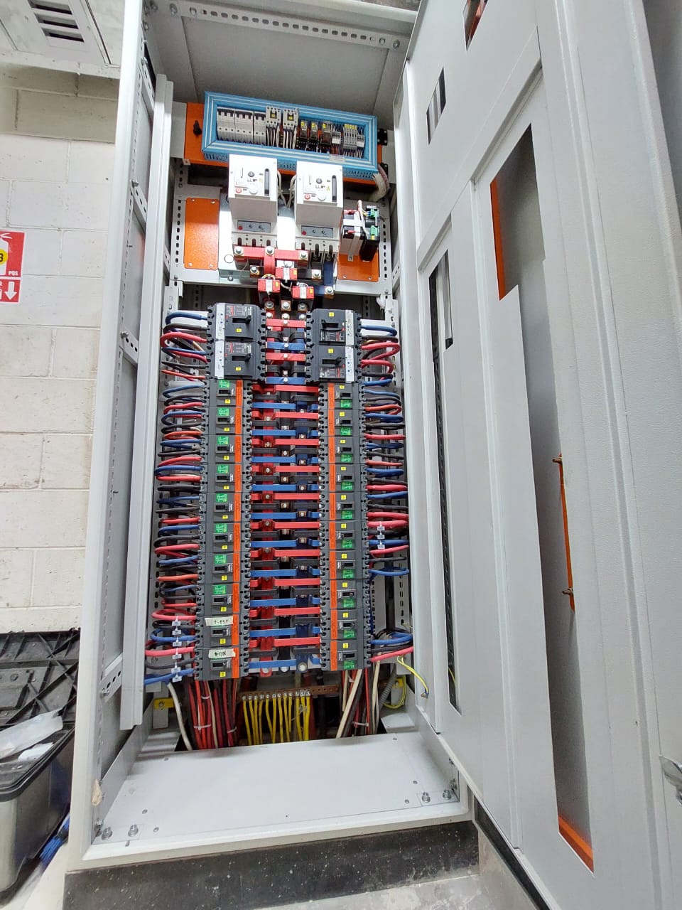Interior de tablero eléctrico con barras y circuitos de distribución de TELECTRIC Perú