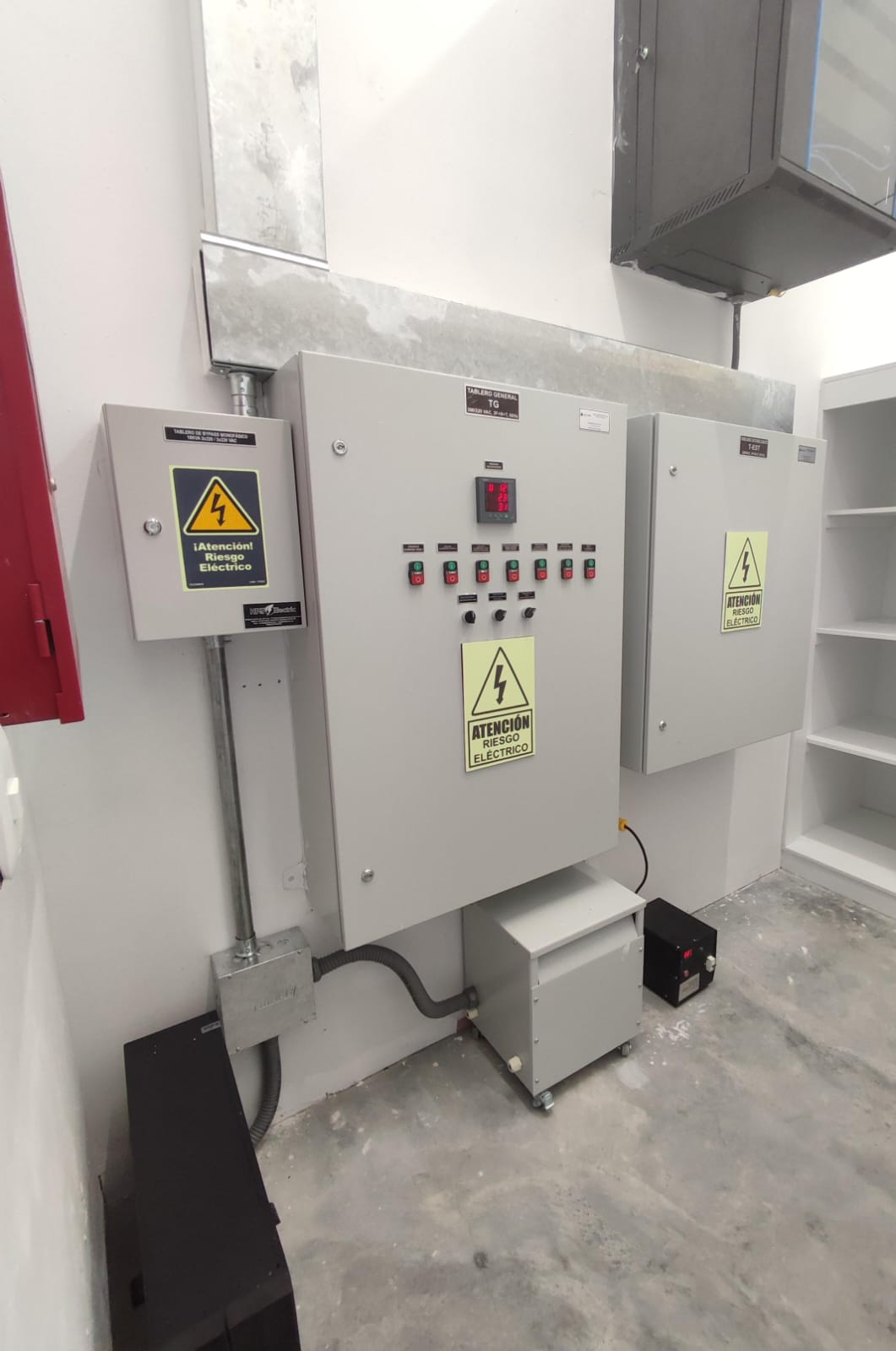 Conjunto de tableros eléctricos instalados en pared